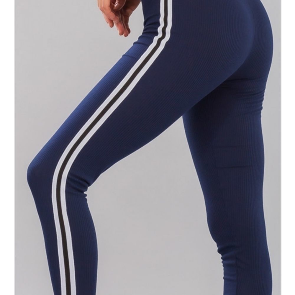 NWT STRIPE TRIM HOODED CROP TOP & LEGGINGS SET - Picture 5 of 8